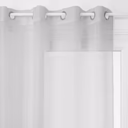 Vous cherchez à habiller une fenêtre avec élégance ? Le voilage "Louis" Atmosphera est fait pour vous ! Un accessoire simple ...