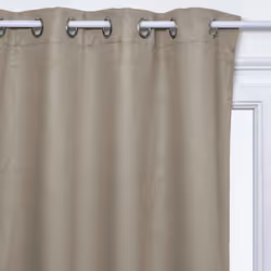 Craquez pour un accessoire à la fois design et élégant. Le rideau occultant "Feuilles" Atmosphera ajoutera une touche chic à ...