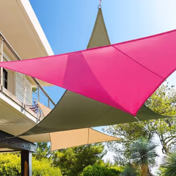 Esthétique et pratique, la voile d'ombrage triangulaire "CURACAO" Hespéride est indispensable en été pour se détendre à l'omb ...