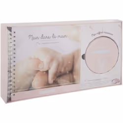 Ce coffret de naissance Atmosphera for kids contenant un album et une boite a empreintes vous permettra d'immortaliser l'arri ...