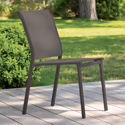Description générale La chaise de jardin Essentia de Hespéride est un choix moderne et élégant pour votre espace extérieur. F ...