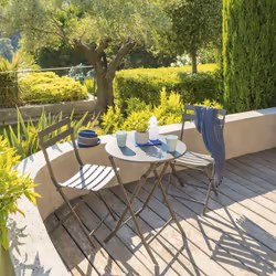 Idéale pour savourer un café au soleil en duo, la table de jardin pliante ronde "GREENSBORO" Hespéride est un indispensable p ...
