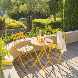 Idéale pour savourer un café au soleil en duo, la table de jardin pliante ronde "GREENSBORO" Hespéride est un indispensable p ...