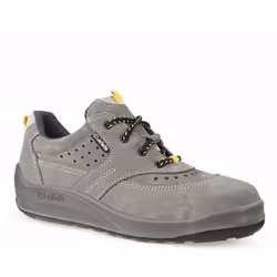 Chaussure de sécurité basse de type tennis, coloris gris. Tige cuir velours, épaisseur 2,0/2,2 mm. Passants avant et arrière  ...