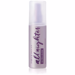 Pour que votre fond de teint tienne parfaitement du matin au soir, utilisez le spray illuminateur All Nighter Ultra Glow d’Ur ...