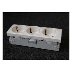 Schneider Electric - Bloc 3 prises 2P+T 16A standard Allemand (schuko) 45° lumineuse blanc 9003 135x45mm à clipser altira