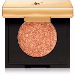 Attirez le regard des autres. Les ombres à paupières exceptionnellement brillantes Yves Saint Laurent Sequin Crush sont fortement pigmentées et proposées dans des teintes osées et profondes. Créez un look réellement exceptionnel en un seul mouvement.