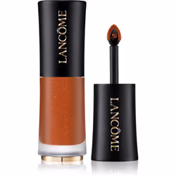 Offrez à vos lèvres un look éclatant et soulignez leur beauté naturelle d’une belle teinte profonde et intense. Le rouge à lèvres liquide mat longue tenue Lancôme L’Absolu Rouge Drama Ink propose une excellente couvrance dès la première couche et crée un fini semi-mat très velouté. Grâce à sa forte concentration en pigments