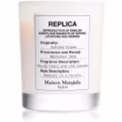 La bougie parfumée Maison Margiela REPLICA Autumn Vibes embaume votre intérieur d’une agréable odeur et crée ainsi une atmosp ...