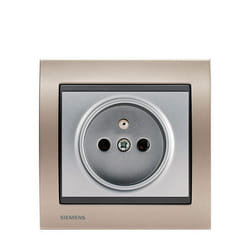 Prise 2P+T Silver Delta Iris + Plaque Métal Champagne