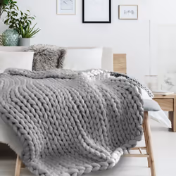 PLAID COLLECTION CHUNKY GRIS Hibernez volontiers dans ce confortable plaid de la collection CHUNKY tricoté en maille épaisse ...