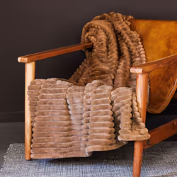 Plaid 130x170 CHINCHILLA en velours jacquard marron Camel Laissez-vous séduire par le plaid CHINCHILLA, un véritable must-hav ...