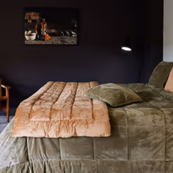 Couvre-lit 220x240 cm piquage carreaux MOKI en velours doublé microfibre garnissage polyester marron Camel Avec la collection ...