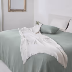 Couvre-lit 260x240 cm 100% coton PAROS vert lichen Découvrez le couvre-lit de la collection Paros en mousseline de coton. Fab ...