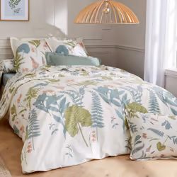 Parure de lit 260x240 collection FÉÉRIE en percale de coton blanc 3 pièces Plongez dans un jardin enchanté où la nature déplo ...