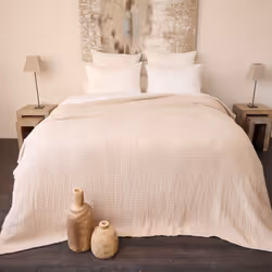 Plaid 125x180 cm en coton lavé SEVILLE blanc latte Laissez-vous charmer par ce plaid matelassé boutis en coton lavé de la col ...