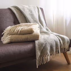 Plaid alpaga, mohair et laine 130x180 cm LIMA marron muscade Faites le choix d'une chaleur douce et enveloppante avec ce plai ...