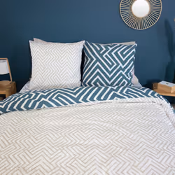Parure de lit 140x200 cm pur coton collection PHOSY motif géométrique bleu 2 pièces Découvrez la parure de lit PHOSY, où mode ...
