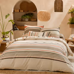 Parure de lit 3 pièces : housse 200x200 cm et taies 65x65 cm en percale de coton LINOA bleu cobalt Ambiance moderne avec cett ...
