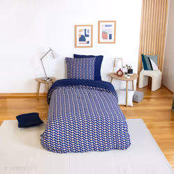 Parure de lit 140x200 cm en microfibre LOSS bleu foncé motif géométrique 2 pièces La collection LOSS vous propose une parure  ...