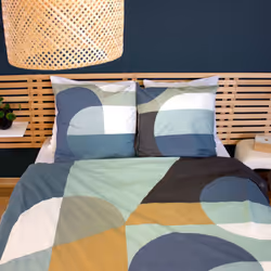 Parure de lit 260x240 cm en coton JOELE motif géométrique vert et bleu 3 pièces Transformez votre chambre avec l'élégance mod ...