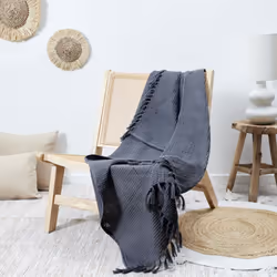 Jeté de canapé à franges gaufré 120x150 cm collection LAURY gris anthracite La collection LAURY vous invite à redécouvrir le ...