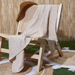 Plaid 120x150 cm collection LUCIE gaze de coton motif feuilles beige La collection Lucie vous invite à la douceur avec son pl ...