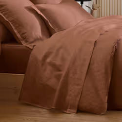 DRAP PLAT GRAND HÔTEL marron 180x290 CM Ambiance raffinée et chic avec ce drap housse au motif uni marron. La collection ling ...