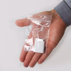 - avec 1 trou de suspension (perforation) pour faciliter le rangement dans les présentoirs. - Qualité standard = épaisseur 50 ...