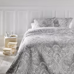 Touche finale de la décoration de votre chambre, les dessus de lit donnent du caractère à votre lit et apportent un supplémen ...