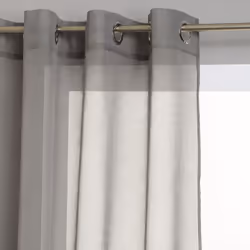Apportez une touche de luminosité dans votre salon grâce à ce voilage vous permettant de garder une luminosité optimale dans ...
