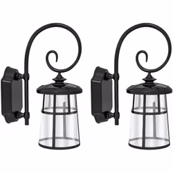 Éclairez vos soirées avec l'applique solaire Outsunny, 2 pièces. Utilisant l'énergie solaire, elle illumine votre entrée, por ...