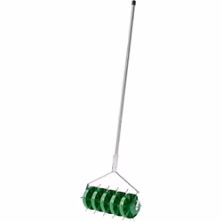 Rafraîchissez votre jardin avec le rouleau aérateur de pelouse Outsunny ! Rouleau de 150 mm et trente pointes de 30 mm pour u ...