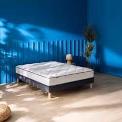 Matelas Merinos à ressorts ensachés au soutien ferme et à l'accueil moelleux grâce à sa face en mousse à mémoire de forme. Il ...