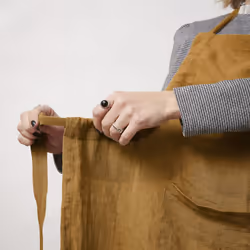 MARGAUX - Tablier Ajustable avec Poche 70x85cm Lin Lavé Coloris Caramel - Vue supplémentaire 4