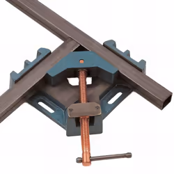 Presse d'angle pour métal fabriquée en fonte nodulaire. Ajustage parfait des pièces à 90°. Vis protégé par bain de cuivre ant ...