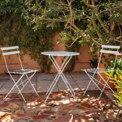 DESCRIPTIF PRODUIT Découvrez Flore, notre tout nouvel ensemble de table et de chaises pliantes conçu pour ajouter une touche  ...