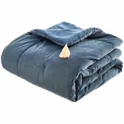Décorez votre lit avec le joli édredon en velours Bleu 80x180. Ce couvre-pied de duvet bleu est conçu entièrement en polyeste ...