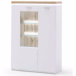 Ce buffet haut impressionne par son design moderne et sa grande forme. L'éclairage de la plaque de recouvrement inclus en fai ...