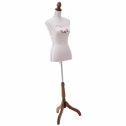 Mannequin grand modèle en tissu. Piètement stable en bois de pin. Corps en mousse habillé d'un tissu imprimé. Renforts en mét ...