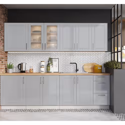 Cuisine complète composée de 8 meubles avec façades couleur gris mat, structures et plinthes couleur gris clair. Plan de trav ...