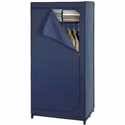 Pratique cette armoire derrière sa housse vous révèlera ses nombreux rangements. Equipée d'une barre de penderie et d'une éta ...