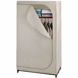 Pratique cette armoire derrière sa housse vous révèlera ses nombreux rangements. Equipée d'une barre de penderie et d'une éta ...