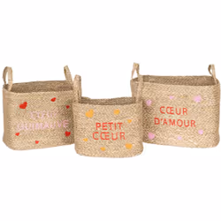 Organisez votre intérieur avec ce joli trio de paniers avec motifs cœurs brodés, qui ne manquera pas de donner du charme à vo ...