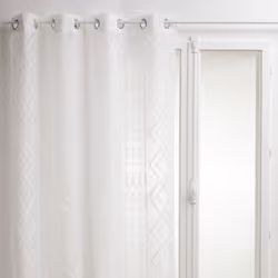 Description : Habillez vos fenêtres avec simplicité et élégance grâce au voilage à motifs jacquards "Sama" d'Atmosphera ! C’e ...