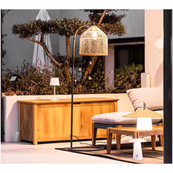 Embellisez la décoration de votre extérieur en agrémentant les sources d'éclairage avec le lampadaire SELMA de Lumisky. Ce la ...