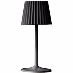 LAMPE DE TABLE LED : Abby Black est une lampe de table LED sans fil avec une base LED blanc chaud à intensité variable. Cette ...