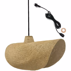 ABAT-JOUR EN HERBE MARINE : La suspension KLEIA OUTDOOR CABLE, issue de l'artisanat, est fabriquée en herbe marine. L'herbe m ...