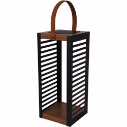 LANTERNE SOLAIRE LED : FERIAN TALL est une lanterne solaire en métal et effet bois. Elle dispose d'une base LED solaire recha ...