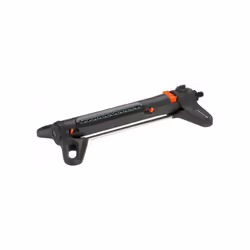 L'arroseur oscillant AquaZoom S de GARDENA permet un arrosage uniforme sans formation de flaque d'eau sur une surface arrosab ...